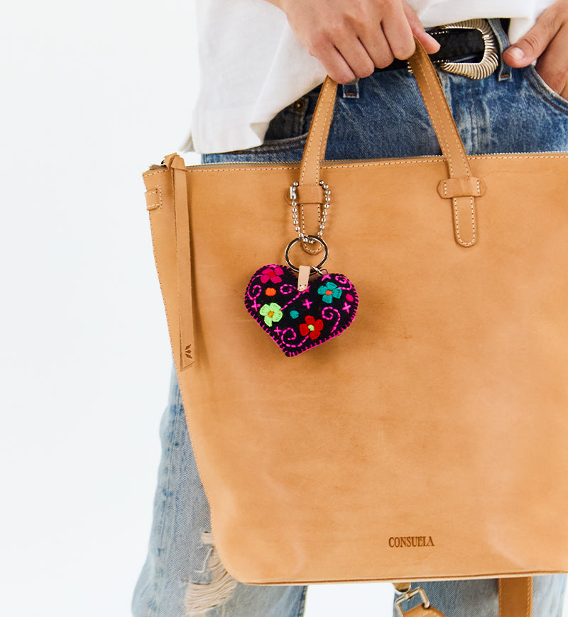 Consuela Corazon Grande Black Charm