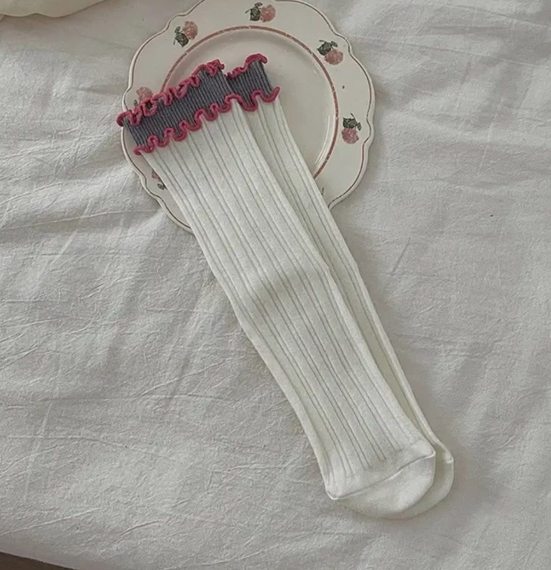 Ruffled Edge Solid Stripe White Socks